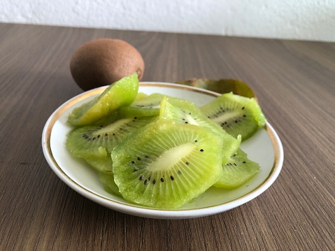 Actinidia deliciosa, known as kiwi, kiwi or kiwi is a species of fruit plant, originating in southern China. They are typical plants of places with a temperate or subtropical mountain climate