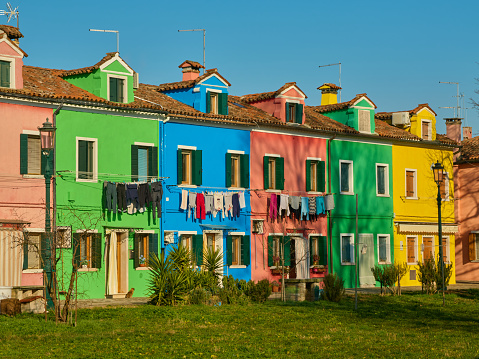 Burano (in Venetian Buran 1 and occasionally Buràn) is an island in the Venice lagoon, located 7 kilometers from Venice, Italy, a distance that can be traveled in 20 minutes by vaporetto. Its current population is around 7,000 inhabitants.
Its colorful facades stand out, as well as the only church on the island, dedicated to San Martín (