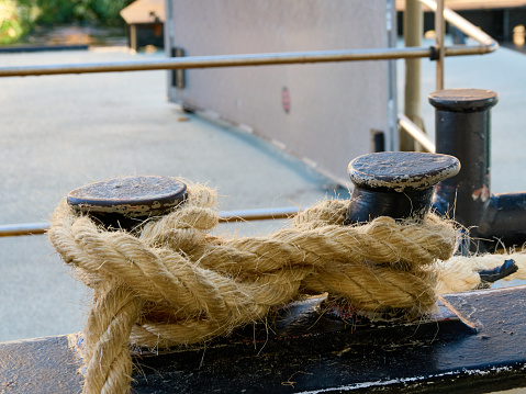 It is the operation of joining or intertertinging the two ropes of a whip or a rope to the firm of the ship. Its advantage over other operations, such as it can be a seam, is its greater ease to do it and undo it. To improve the resistance and appearance of the knot, it is sometimes finished with a link, which consists of giving it a few turns with sail thread