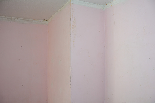 Pink walls with ceiling of an apartment during renovation