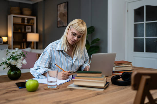 Side hustle money, second job concept. Young university student woman working freelance internet online job to pay student loan, saving money for rent, travel vacation Female work from home video call dinero de trabajo secundario, concepto de segundo trabajo. joven estudiante universitaria mujer que trabaja por cuenta propia en línea para pagar el préstamo estudiantil, ahorrar dinero para el alquiler, viajar vacaciones mujer trabaja desde casa videoll