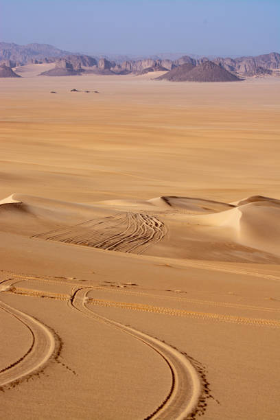 landscape of admer sand sea in the sahara desert, algeria. - 5158 뉴스 사진 이미지