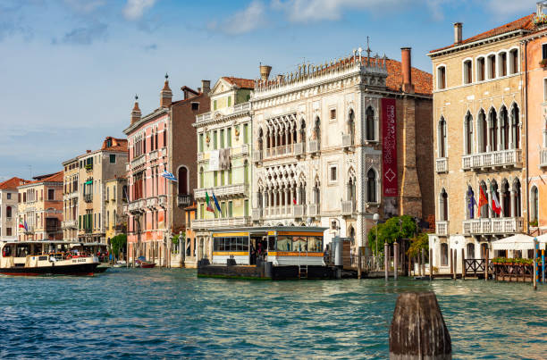 イタリア、ヴェネツィアの大運河の中世建築 - facade palace grand canal canal ストックフォトと画像