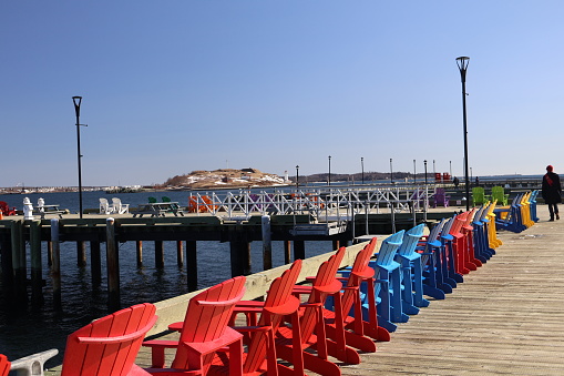Cadeiras coloridas na orla de halifax