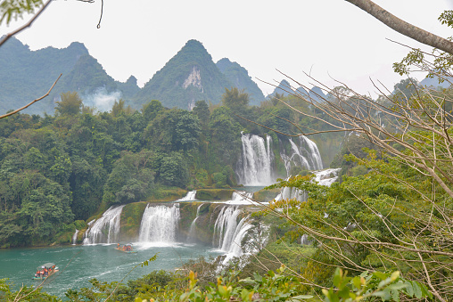 The Detian Waterfall is a scenic spot located on the Sino Vietnamese border in Chongzuo City. Its unique natural scenery attracts a large number of tourists to visit every day