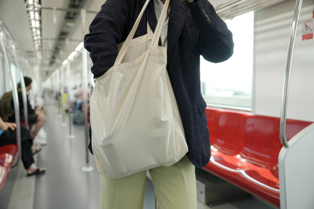 torby materiałowe wykonane z włókien naturalnych nie zanieczyszczają środowiska i są przyjazne dla środowiska. - nonpolluting zdjęcia i obrazy z banku zdjęć