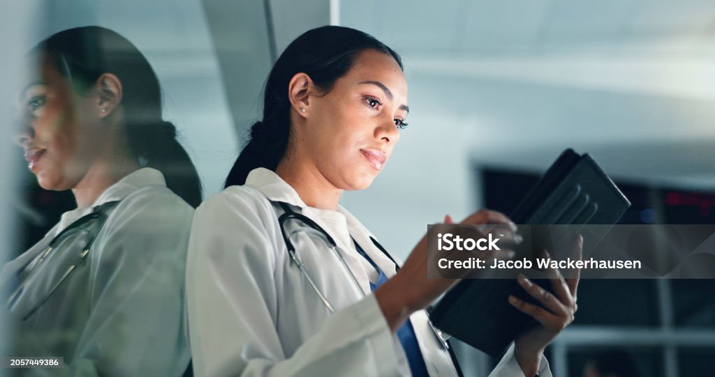 Bác sĩ, phụ nữ và máy tính bảng vào ban đêm với dữ liệu y tế, chăm sóc sức khỏe và phòng khám để nghiên cứu. Nữ chuyên gia, nhân viên và telehealth với tư vấn trực tuyến trên ứng dụng web để chăm - Trả phí Bản quyền Một lần Công nghệ y tế Bức ảnh sẵn có Bác sĩ, phụ nữ và máy tính bảng vào ban đêm với dữ liệu y tế, chăm sóc sức khỏe và phòng khám để nghiên cứu. Nữ chuyên gia, nhân viên và telehealth với tư vấn trực tuyến trên ứng dụng web để chăm - Trả phí Bản quyền Một lần Công nghệ y tế Bức ảnh sẵn có