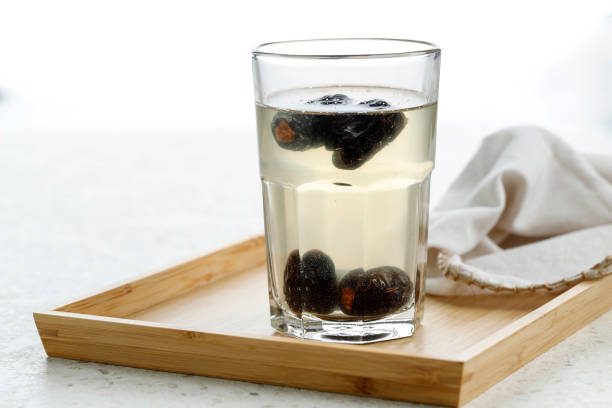 クルマナビーズ、ナツメヤシのフルーツを一晩グラスに水を注入。