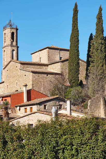 ミエールの歴史的な絵のように美しい村。baixエンポルダ。ジローナ、カタルーニャ、スペイン - spain gerona architecture building exterior ストックフォトと画像