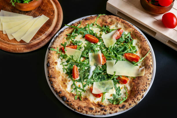 a delicious and tasty pizza with fresh rucola and grana padano pdo cheese - chloroplasty zdjęcia i obrazy z banku zdjęć