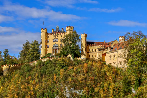 живописный вид на замок хоэншвангау. - hohenschwangau castle стоковые фото и изображения