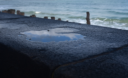 Cité corsaire et réflexion flaque d’eau de mer