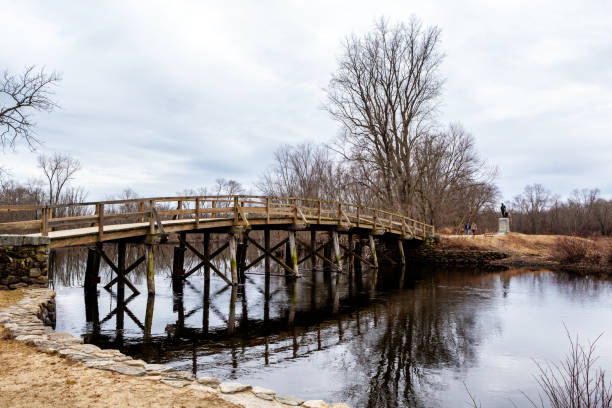 старый северный мост - река конкорд - зима - конкорд, массачусетс - colonial style boston american revolution usa стоковые фото и изображения