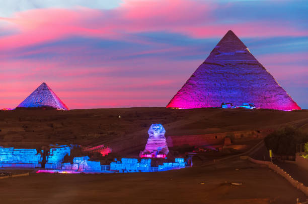 a pirâmide do egito e a grande vista noturna da esfinge nas luzes, gizé - sphinx night pyramid cairo - fotografias e filmes do acervo