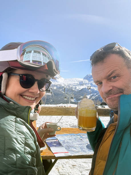 スキー場でコーヒーを飲む笑顔のカップルの自撮り - apres ski copy space happiness smiling ストックフォトと画像