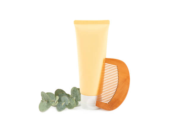 Bottle of shampoo and hair mask with eucalyptus extract on a white texture background. Towel and hair comb. Natural cosmetic product. Hair and scalp care. Viewty concept. Place for text. Copy space. frasco de champú y mascarilla capilar con extracto de eucalipto sobre fondo de textura blanca. toalla y peine para el pelo. producto de cosmética natural. cuidado del cabello y el cuero cabelludo. concepto de vista. lugar para el texto. espacio de copia.