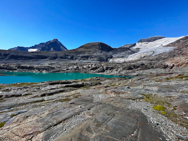 壮大な氷河の景色:パノラマの山湖、ヴァノワーズ国立公園、オートアルプス、フランス - european alps europe high up lake ストックフォトと画像