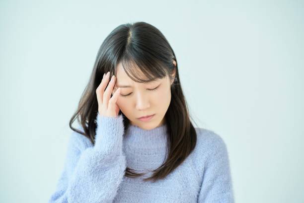 young woman suffering from headache - 仕事 つらい ストックフォトと画像