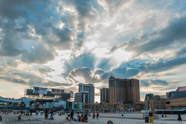 boardwalk at the shore of atlantic city - atlantic ocean фотографии стоковые фото и изображения