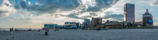 boardwalk at the shore of atlantic city - atlantic ocean фотографии стоковые фото и изображения