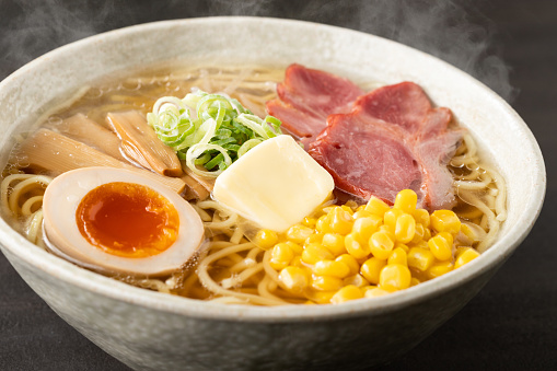 Ramen made with soup made from pork bones, seafood, vegetables, etc., seasoned with salt and topped with butter.