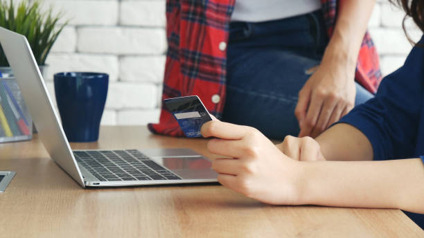 two friends shopping using credit card online shopping on website laptop e-commerce website with smiling face, happiness. happy asian women using laptop shopping online buy, payment newnormal concept - e commerce couple working at home internet zdjęcia i obrazy z banku zdjęć