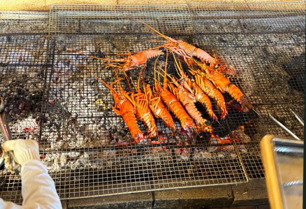 langoustes fraîches grillées au charbon de bois à la cabane de plongée ama.  préfecture de mie, japon - gourmet food lobster seafood photos et images de collection