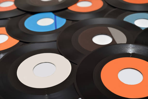 pile of 45 rpm old vinyl records on the table - 33 rpm imagens e fotografias de stock