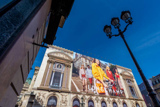 gigantyczny billboard reklamowy longchamp na głównej fasadzie opery paryskiej (palais garnier) - restoring house scaffolding history zdjęcia i obrazy z banku zdjęć