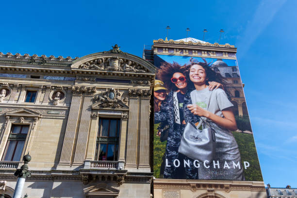 duży billboard reklamowy longchamp na bocznej fasadzie opery paryskiej (palais garnier) - restoring house scaffolding history zdjęcia i obrazy z banku zdjęć