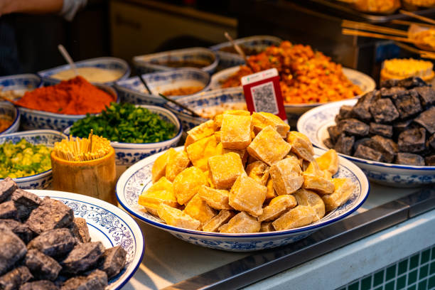 gebratener tofu, der in einer alten stadt in chengdu, china, verkauft wird - chengdu stock-fotos und bilder