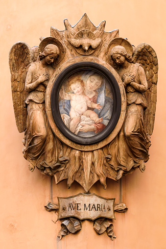 Road sacred shrine located on the corner of Via dell'Umiltà and Via dell'Archetto depicts the Virgin Mary with baby Jesus. Probably painted between the end of the 18th and beginning of the 19th century. The frame has recently been restored.