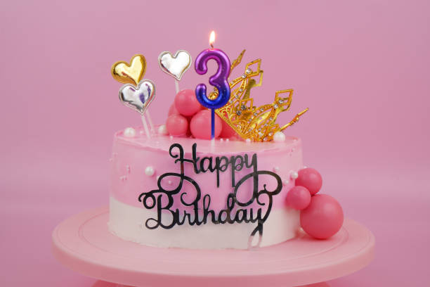 różowy tort urodzinowy ze złotą koroną i płonącymi świeczkami, cyfra 3 - cyfra_  zdjęcia i obrazy z banku zdjęć