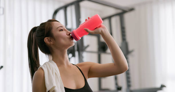 asian female rehydrate after sport - rehydrate fotografías e imágenes de stock