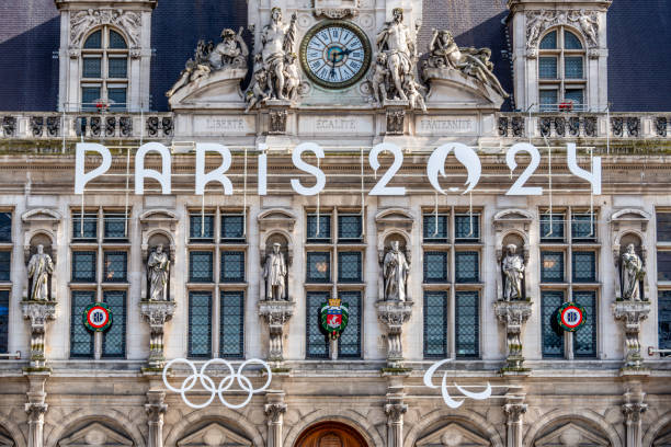 dettaglio della facciata del municipio di parigi, francia, decorata per i giochi olimpici e paralimpici - olympian foto e immagini stock