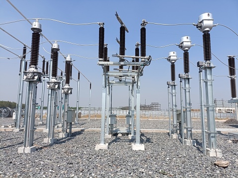 High voltage wire circuit pole