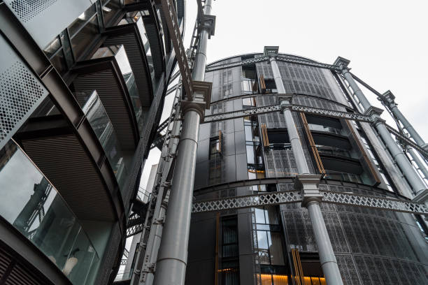 ロンドンのモダンな高級マンション、ガスホルダーズのローアングルビュー - gasholders ストックフォトと画像