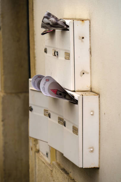 skrzynki pocztowe z czasopismami w lizbonie, portugalia. - lisbon portugal mailbox mail letter zdjęcia i obrazy z banku zdjęć