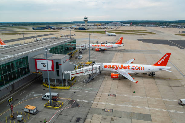 Easy Jet and British Airways airplanes at London Gatwick Airport - fotografia de stock