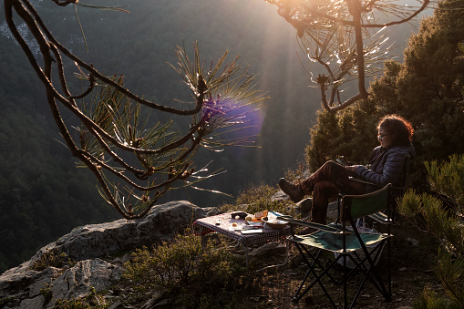 A couple picnicking in Mount Ida. Silence.