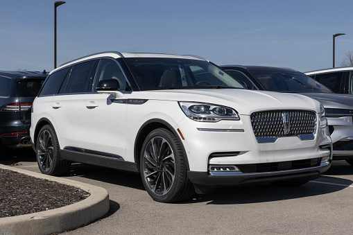 Fishers - February 3, 2024: Lincoln Aviator Reserve I SUV display at a dealership. Lincoln offers the Aviator in Premier and Reserve models. MY:2023
