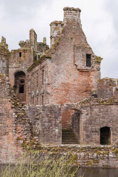 13世紀に建てられたケアラヴェロック城の遺跡。 - caerlaverock ストックフォトと画像