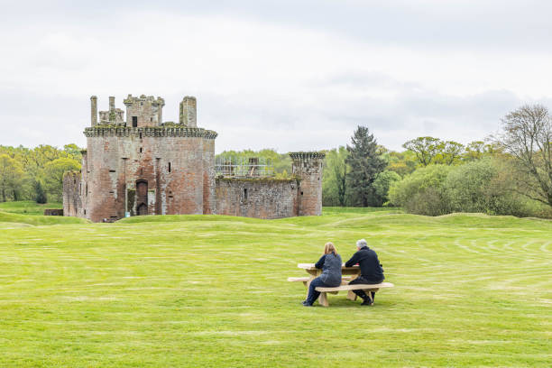 13世紀に建てられたカーラヴェロック城の廃墟にある石垣。 - caerlaverock ストックフォトと画像