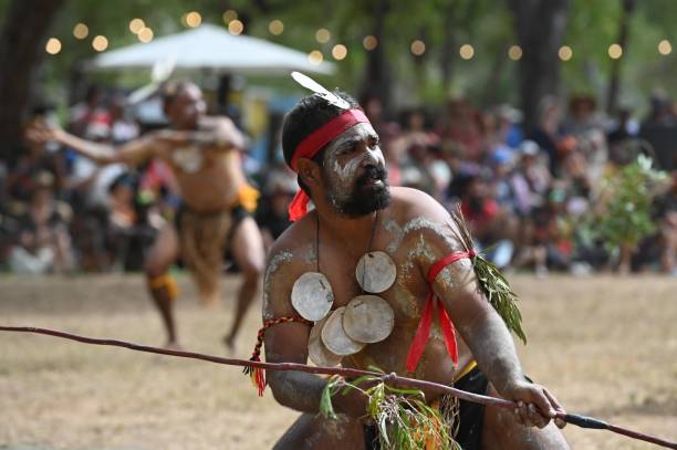 homem australiano segurando armas em dança cerimonial no festival laura, cape york, austrália - aboriginal rock art - fotografias e filmes do acervo