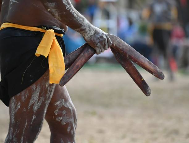 :indígenas australianos segurando bumerangue em dança cerimonial no festival laura, cape york, austrália - australia boomerang aboriginal aborigine - fotografias e filmes do acervo