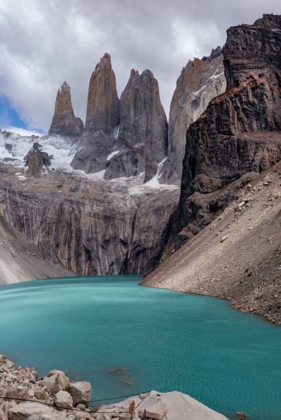 widok na park narodowy torres del paine, chile. chilijski krajobraz patagonii. baza widokowa las torres - esperanza base zdjęcia i obrazy z banku zdjęć