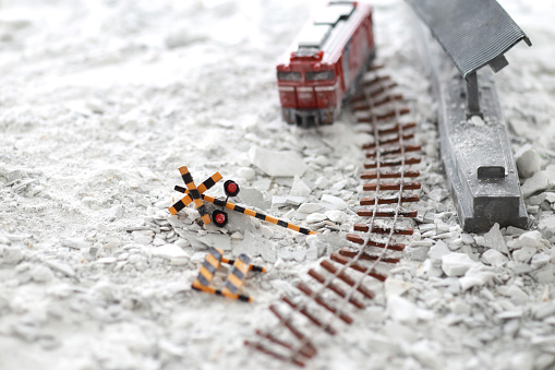 A diorama of railway tracks, level crossings, and locomotives that have collapsed due to natural disasters.
