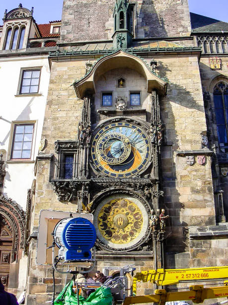 słynny praski zegar astronomiczny na wieży staromiejskiej na rynku staromiejskim na starym mieście w pradze, stolicy republiki czeskiej - czechów zdjęcia i obrazy z banku zdjęć