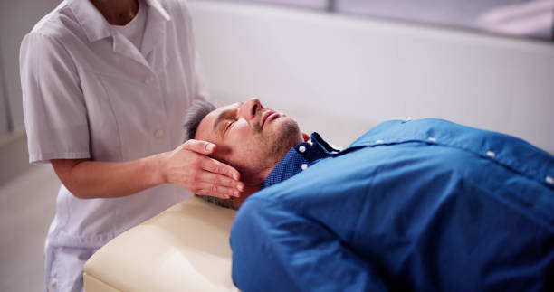 reiki therapy alternative healing massage - reiki alternative therapy massaging women ストックフォトと画像