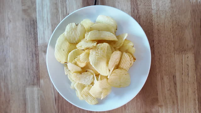 Potato chips in a rotating plate